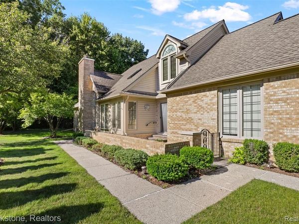 16981 Sandstone Circle, Macomb Twp, MI 48042