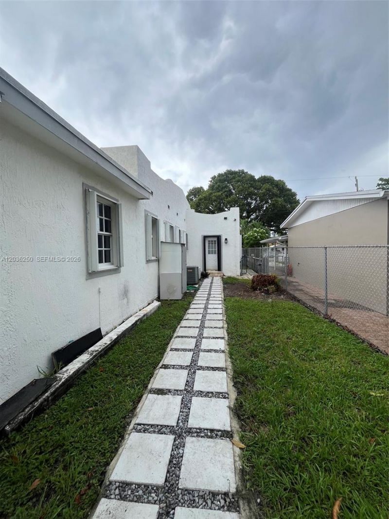 3244 SW 3rd St, Unit L, Miami, FL 33135 Photo