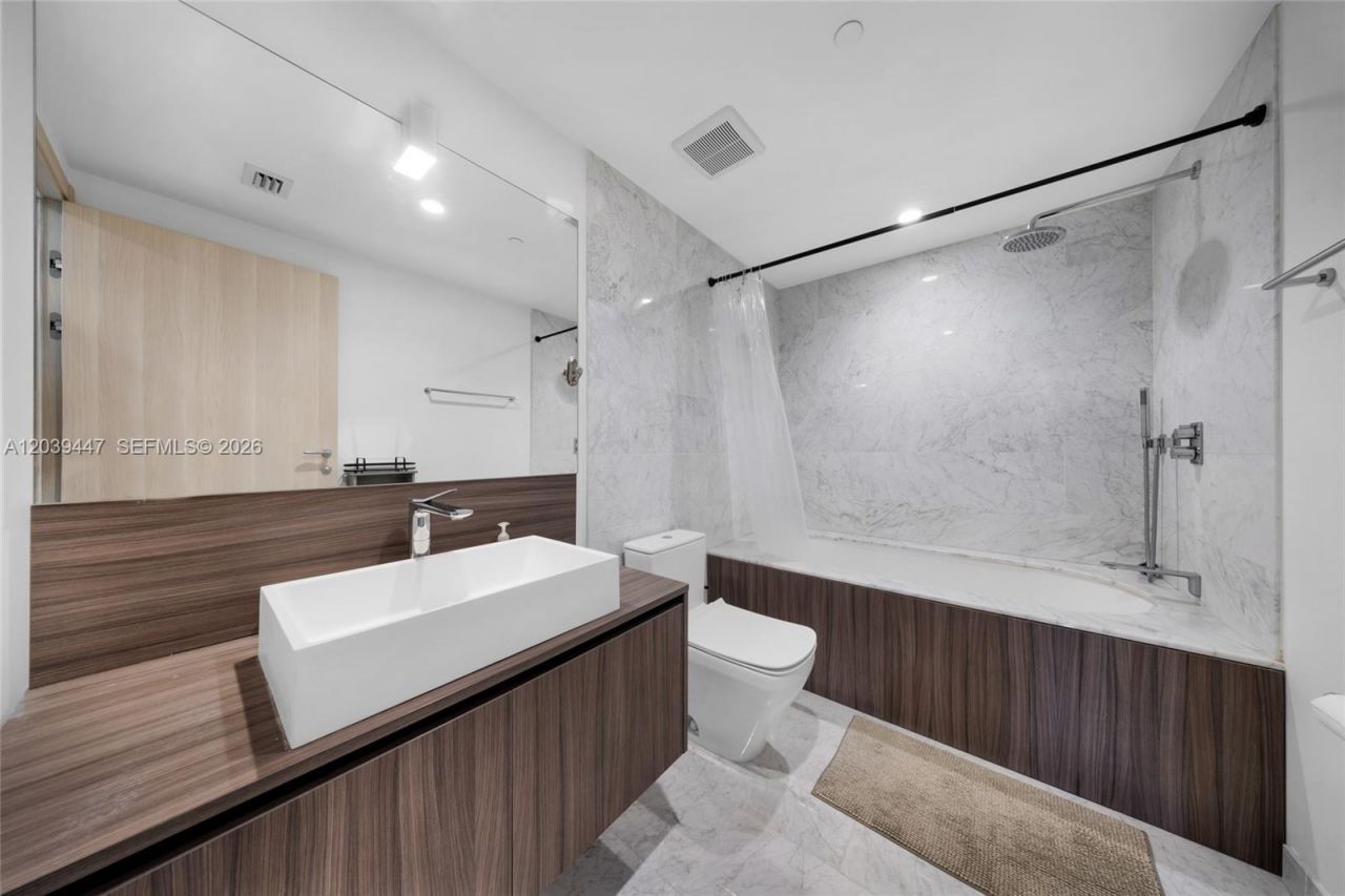 1000 Brickell Plz , Unit 4704, Miami, FL 33131 Photo