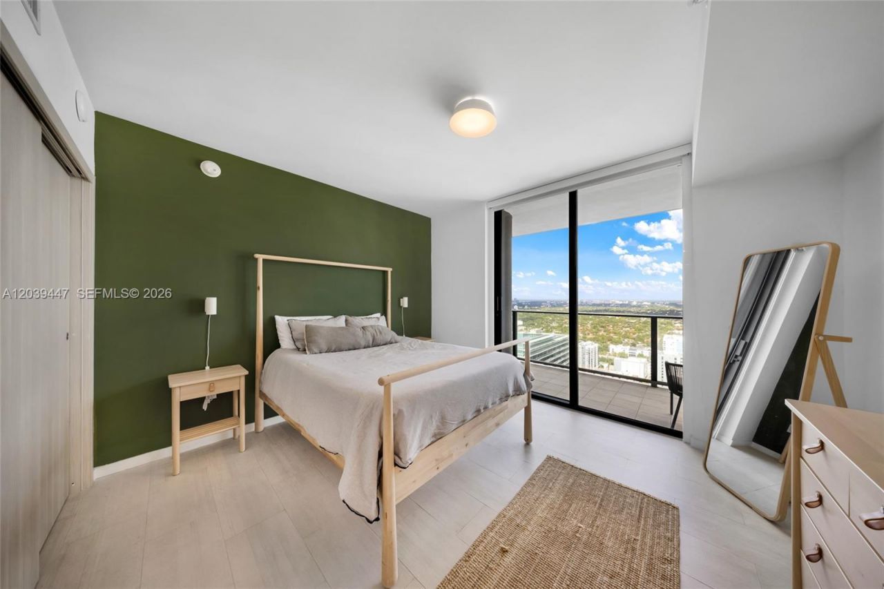 1000 Brickell Plz , Unit 4704, Miami, FL 33131 Photo