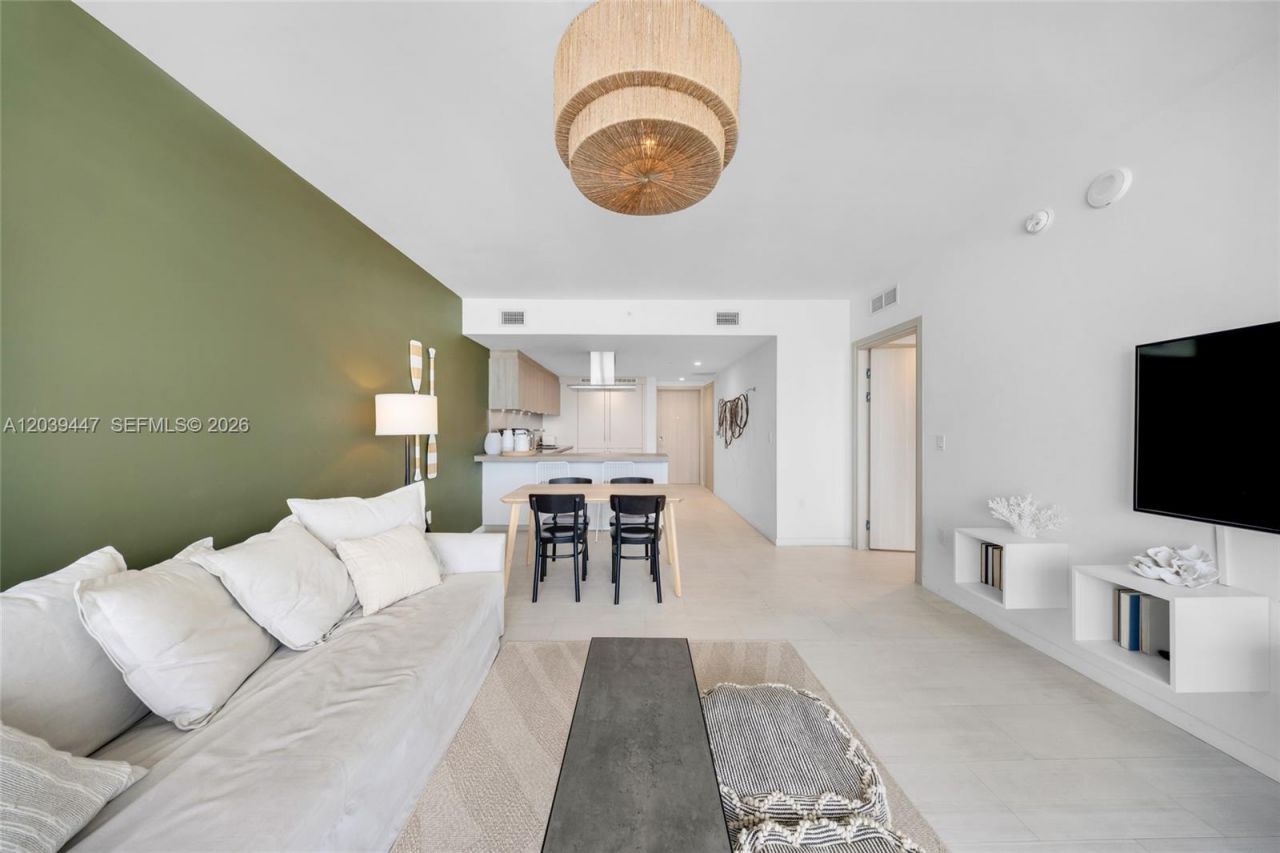 1000 Brickell Plz , Unit 4704, Miami, FL 33131 Photo