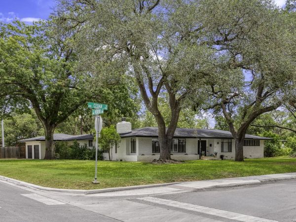 906 E CEDAR ST, Seguin, TX 78155