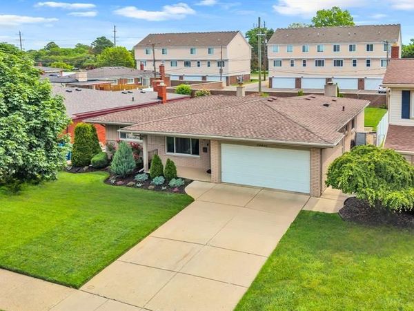 29450 Desmond Drive, Warren, MI 48093