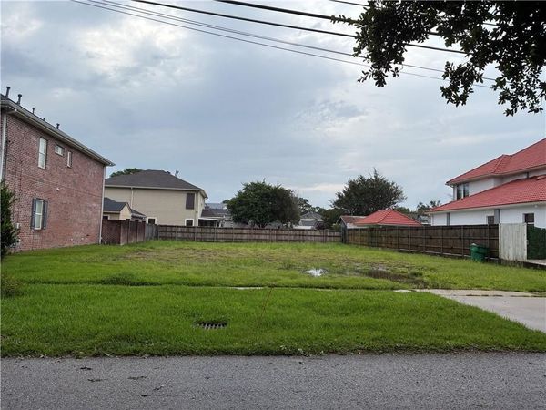 1213 RIDGELAKE Drive, Metairie, LA 70001