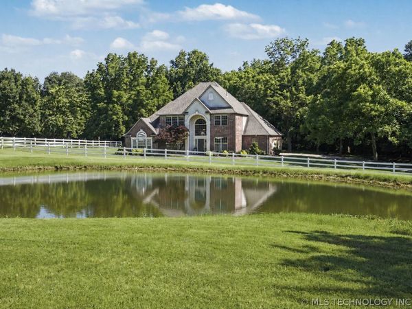 2325 W Lowry Road, Claremore, OK 74017