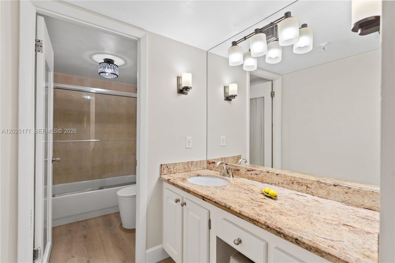 671 NE 195th St , Unit 121E, Miami, FL 33179 Photo
