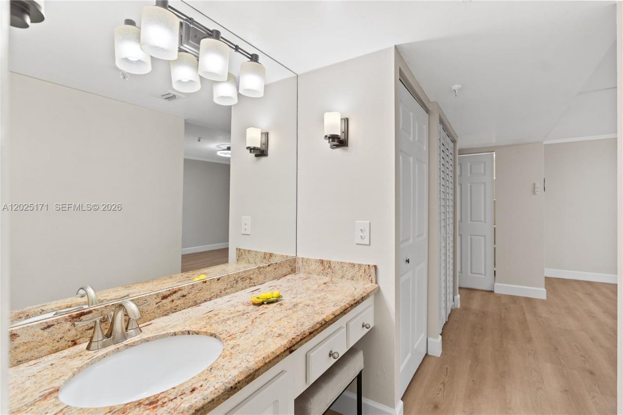 671 NE 195th St , Unit 121E, Miami, FL 33179 Photo