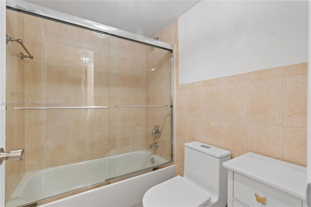 671 NE 195th St , Unit 121E, Miami, FL 33179 Photo