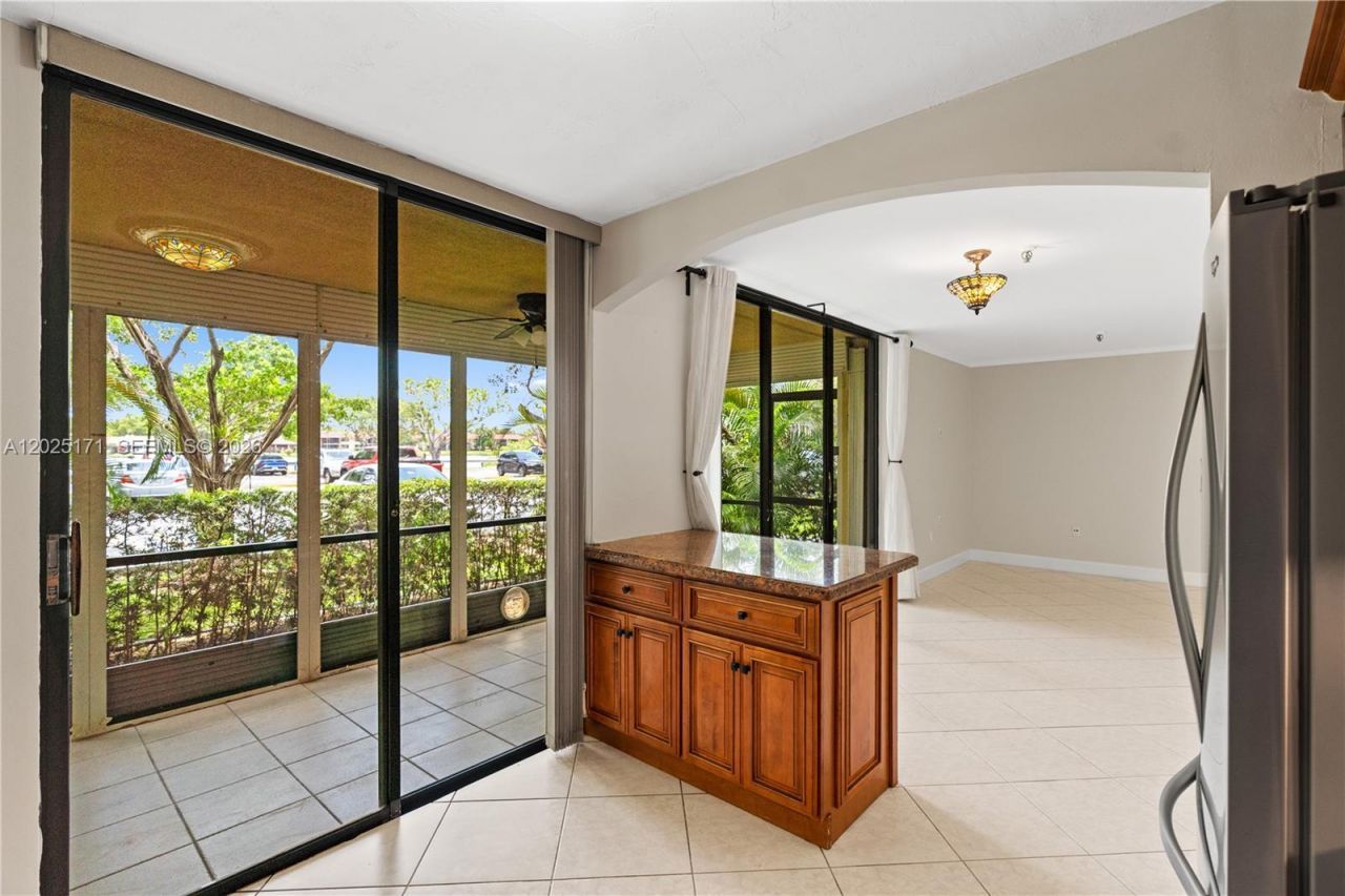 671 NE 195th St , Unit 121E, Miami, FL 33179 Photo