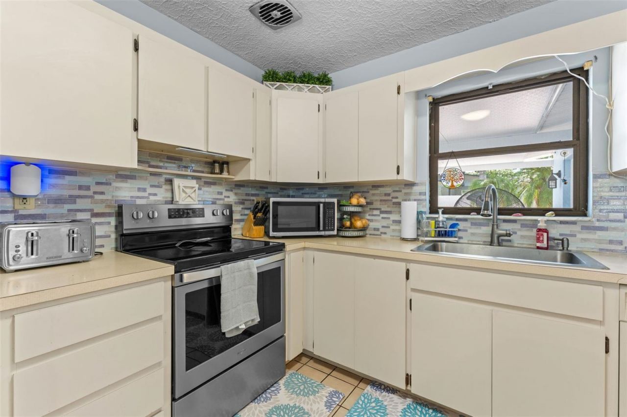 2833 56th Lane N, Saint Petersburg, FL 33710 Photo
