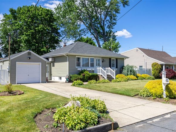 95 Laurel Road , Lindenhurst, NY 11757