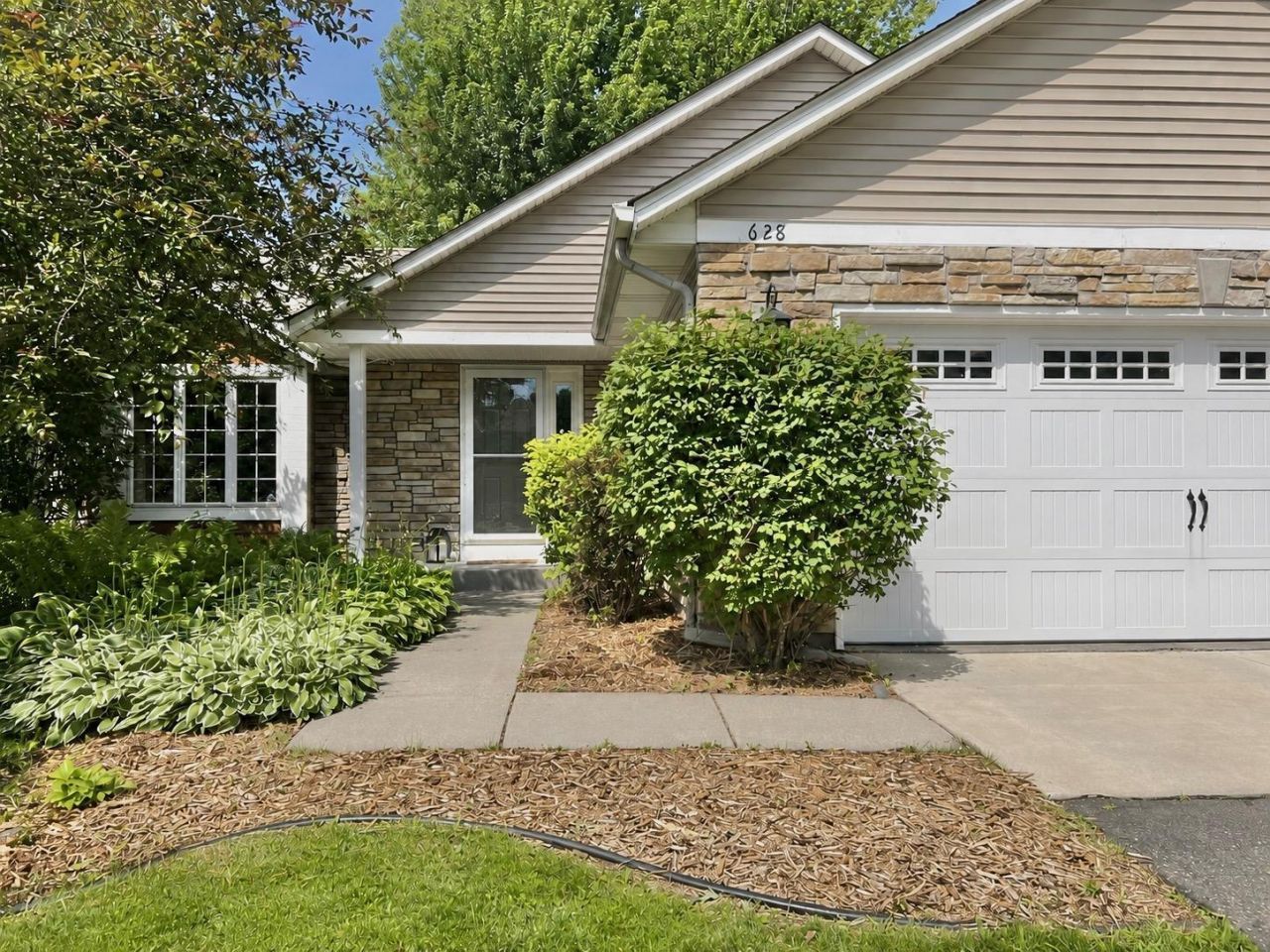628 Eagle Ridge Road, Woodbury, MN 55125
