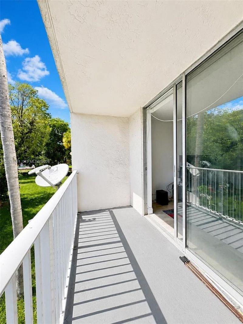 8405 NW 8th St , Unit 204, Miami, FL 33126 Photo