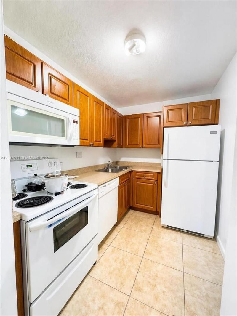 8405 NW 8th St , Unit 204, Miami, FL 33126 Photo