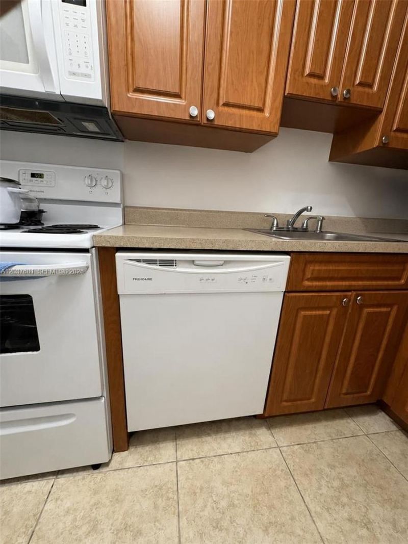 8405 NW 8th St , Unit 204, Miami, FL 33126 Photo