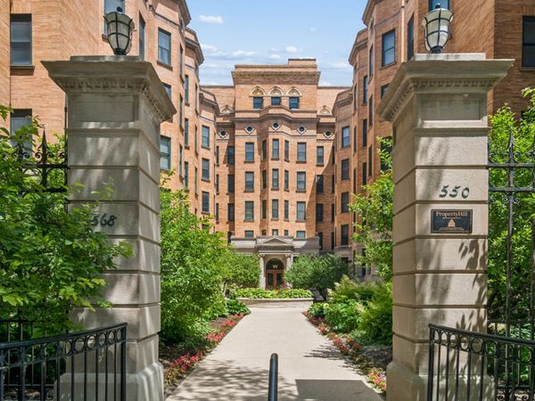 550 W Surf Street , Unit 609, Chicago, IL 60657