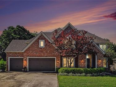 8033 Clearwater Drive, Parkville, MO 64152