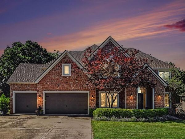8033 Clearwater Drive, Parkville, MO 64152