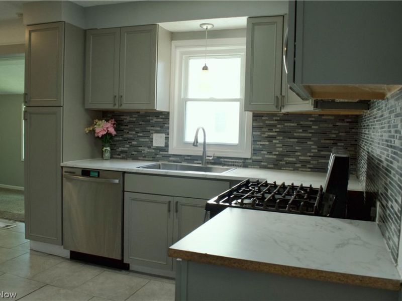 20724 Applegate Road , Maple Heights, OH 44137 Photo 8