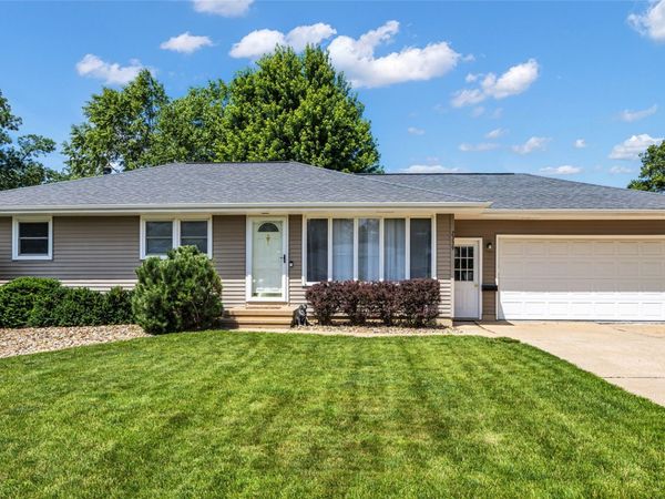 2339 Meadow Lane NE, Cedar Rapids, IA 52402