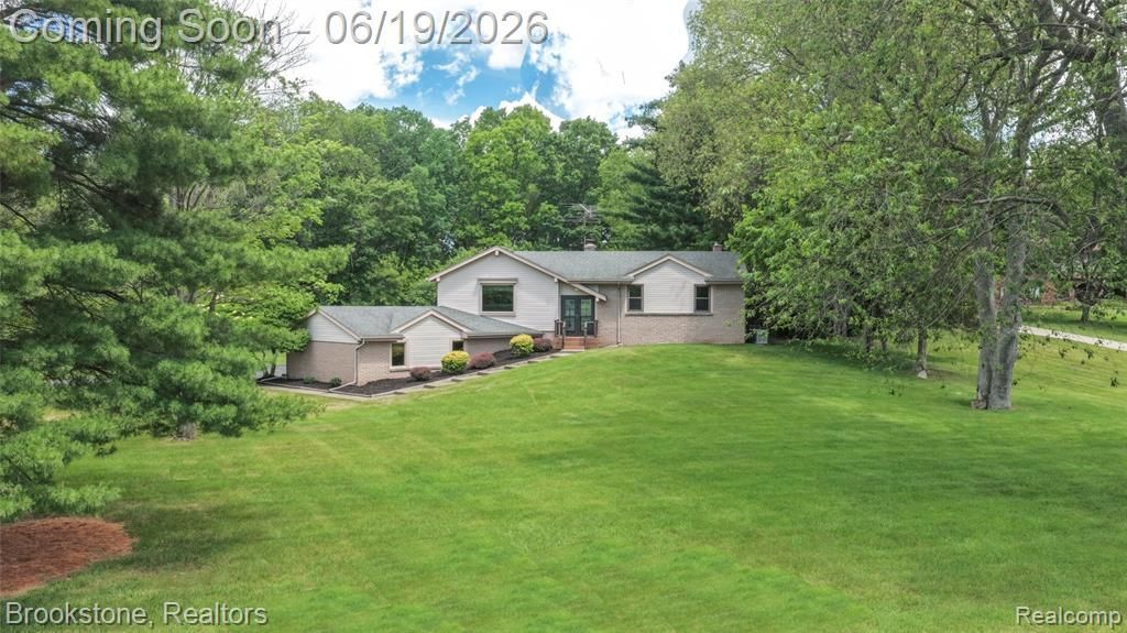 12168 Carriage Trail Circle, Springfield Township, MI 48350 Main Photo