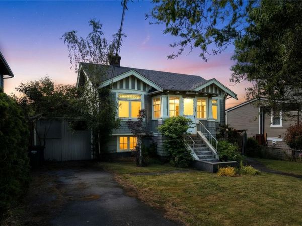 2960 Donald St , Saanich, BC V9A 1X8