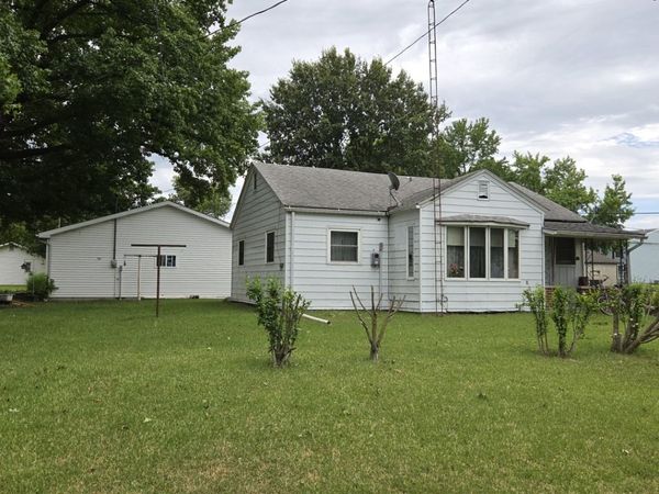 413 S Broadway Street , Sesser, IL 62884