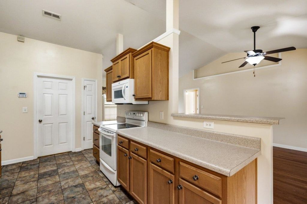 1121 Augustus Dr. Photo 11