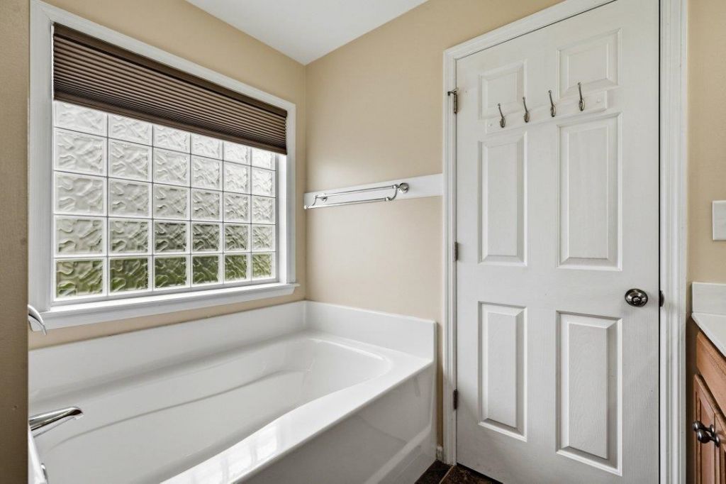 1121 Augustus Dr. Photo 16