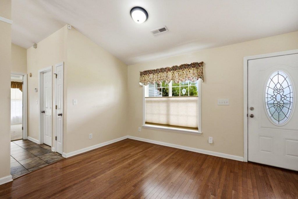 1121 Augustus Dr. Photo 3