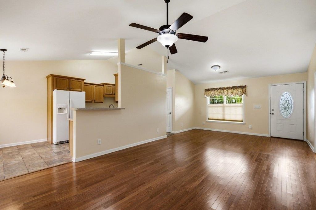 1121 Augustus Dr. Photo 6