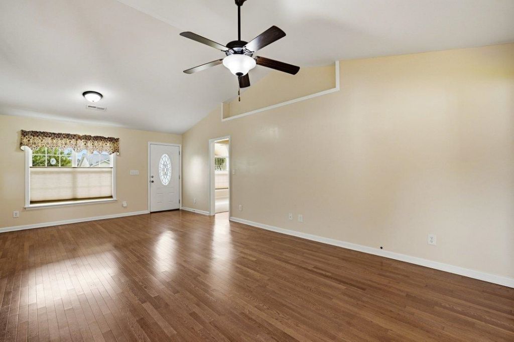 1121 Augustus Dr. Photo 7
