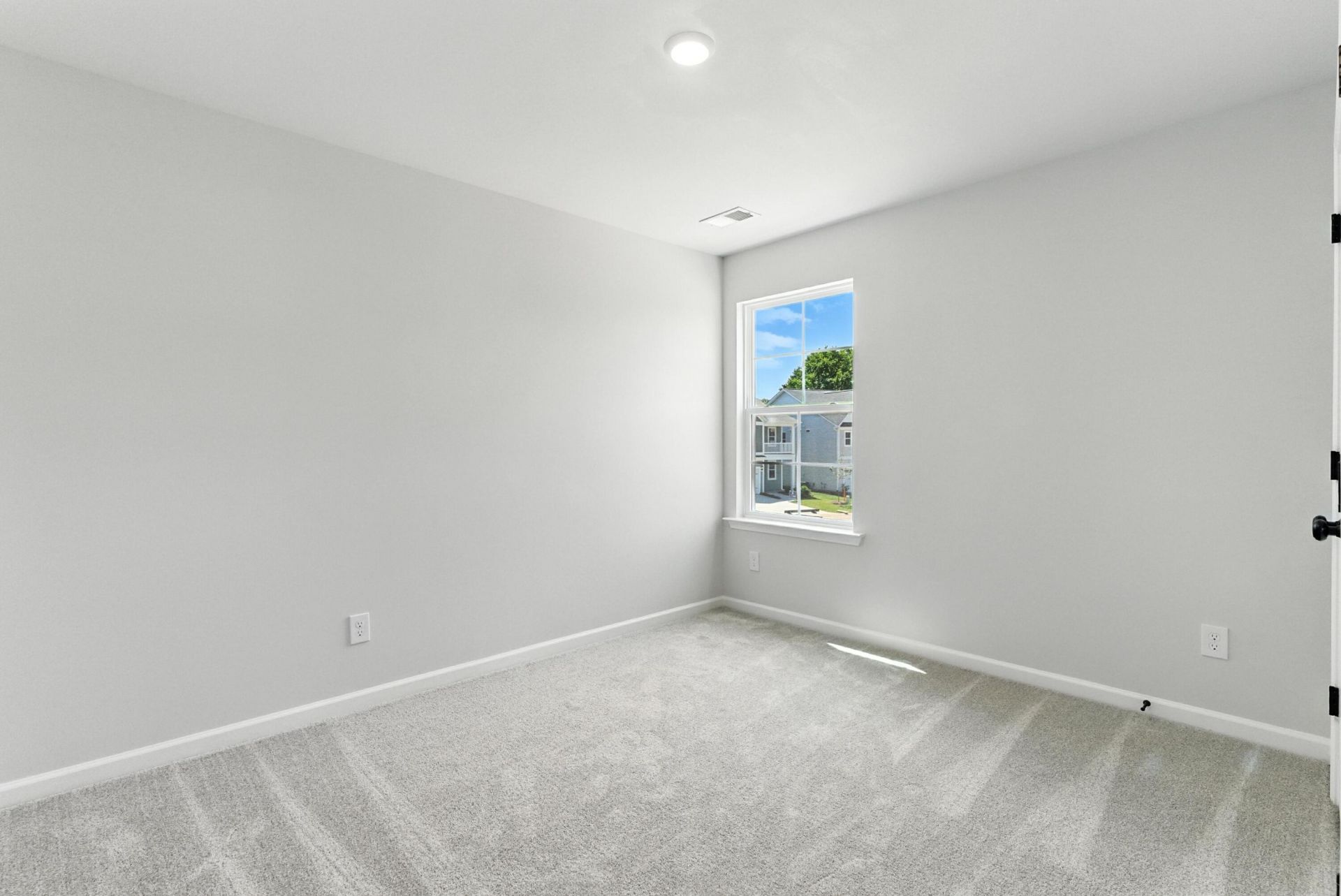 605 Crosswick Street Photo 35