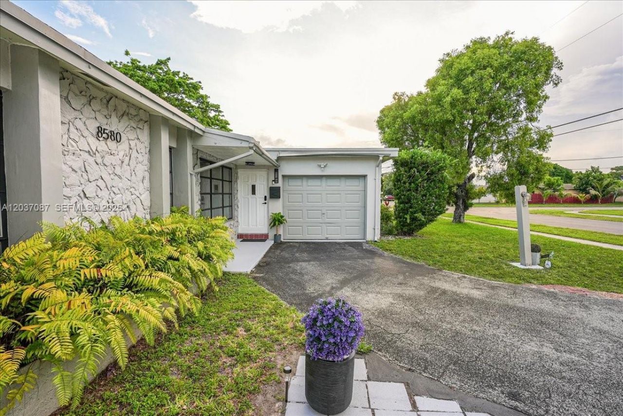 8580 NW 20th Ct, Sunrise, FL 33322 Photo