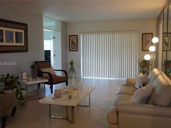 800 S Hollybrook Dr , Unit 305, Pembroke Pines, FL 33025