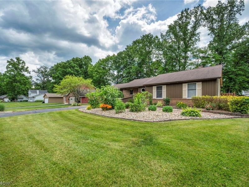 2608 Pine Oak Court, Niles, OH 44446 Photo 2