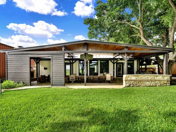 768 COUNTY ROAD 664, Devine, TX 78016