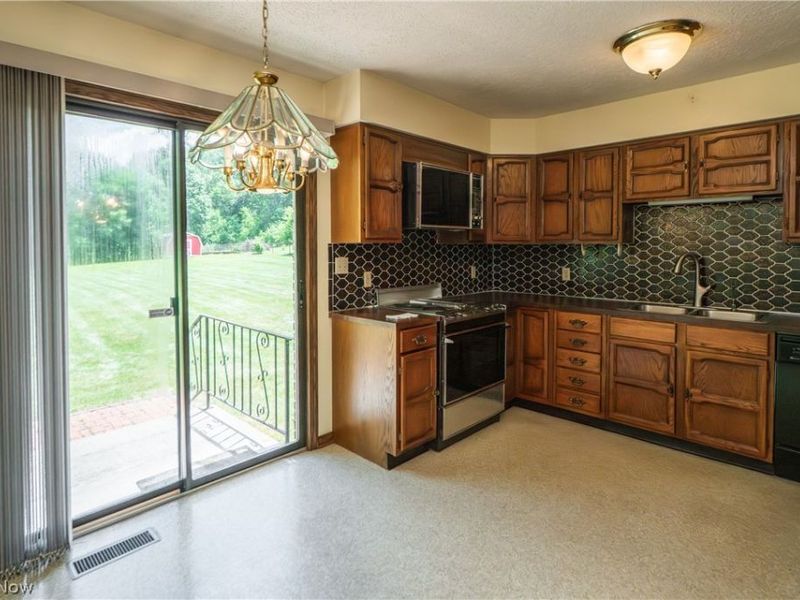 2421 Fairview Road , Uniontown, OH 44685 Photo 10