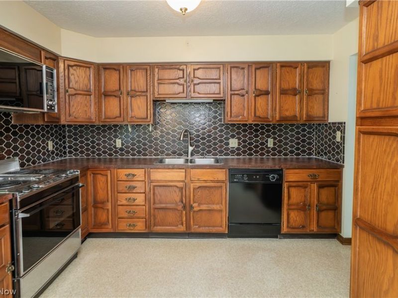 2421 Fairview Road , Uniontown, OH 44685 Photo 11