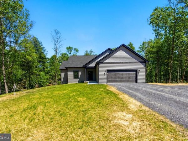 63 GARAGE SPICE BUSH COURT , HEDGESVILLE, WV 25427