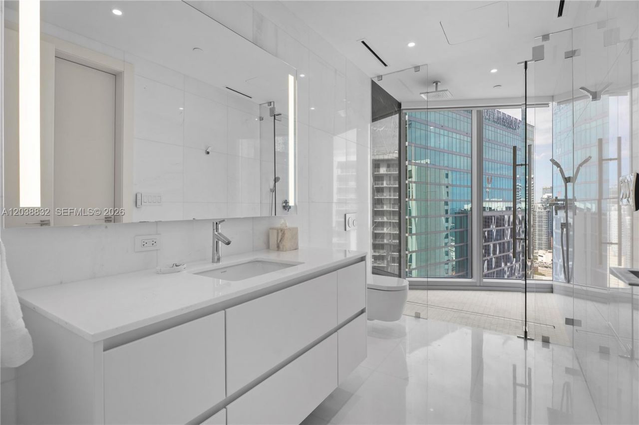 300 Biscayne Boulevard Way, Unit 4007W, Miami, FL 33131 Photo