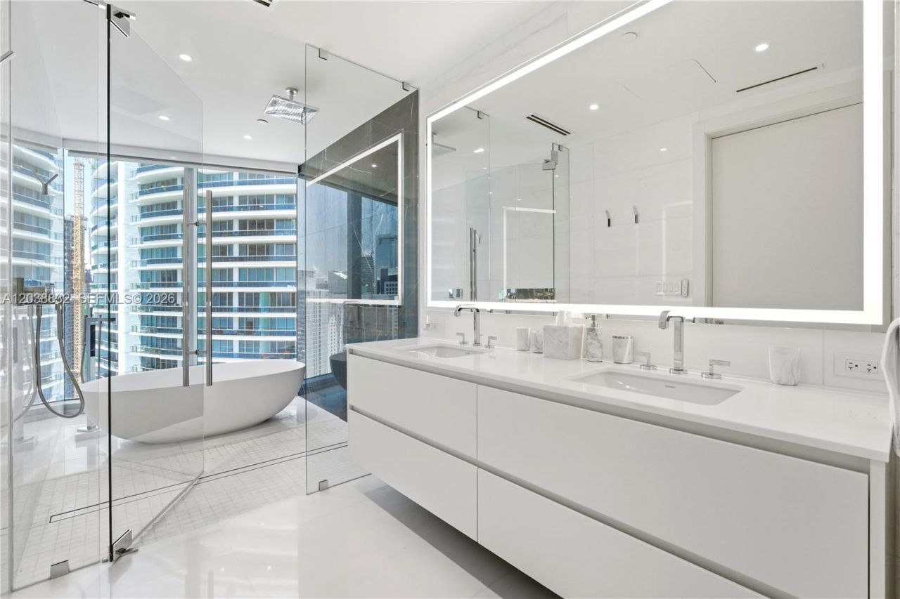 300 Biscayne Boulevard Way, Unit 4007W, Miami, FL 33131 Photo
