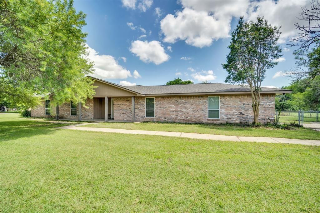 112 Burkett Lane, Pecan Hill, TX 75154 Main Photo