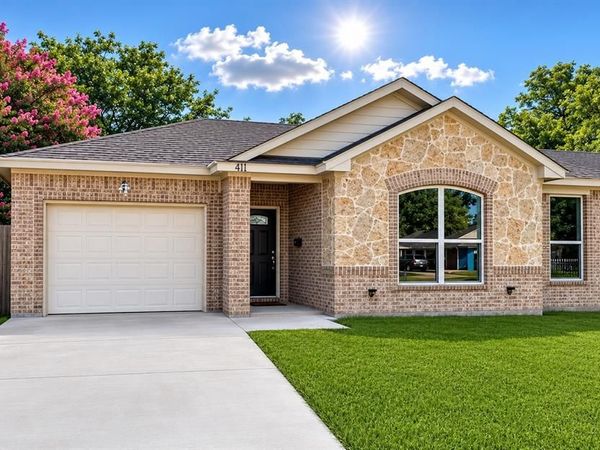 411 N Dwight Avenue , Dallas, TX 75211