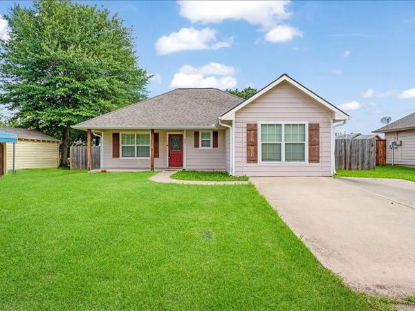 207 Chaffin Street , Bonham, TX 75418