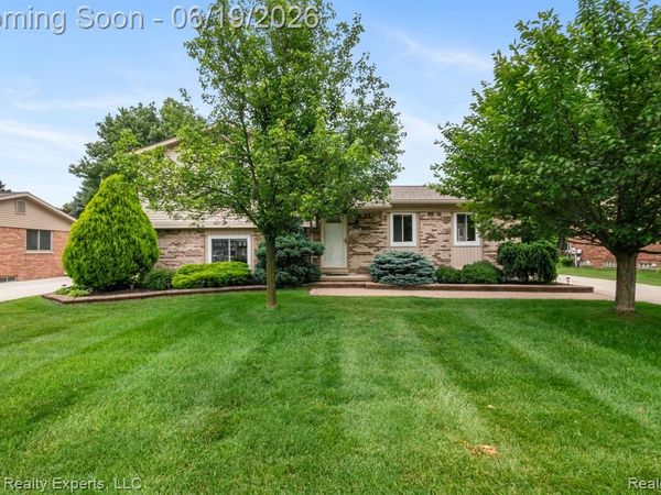 39738 Day Drive E, Clinton Twp, MI 48038