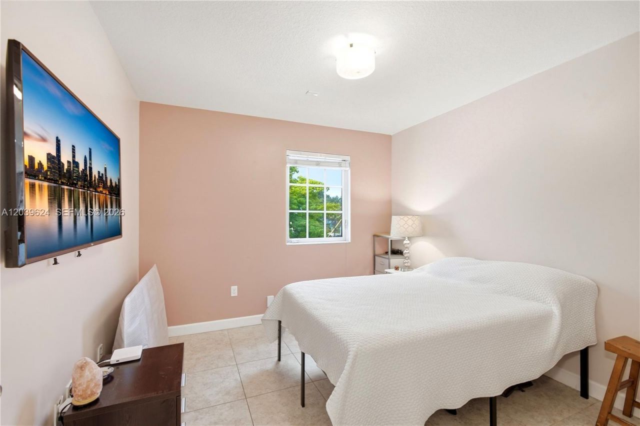 324 NE 194th Ln , Miami, FL 33179 Photo