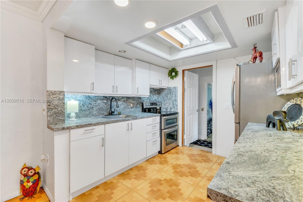 551 NW 99th Way, Pembroke Pines, FL 33024 Photo