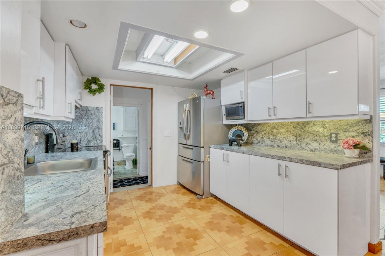551 NW 99th Way, Pembroke Pines, FL 33024 Photo