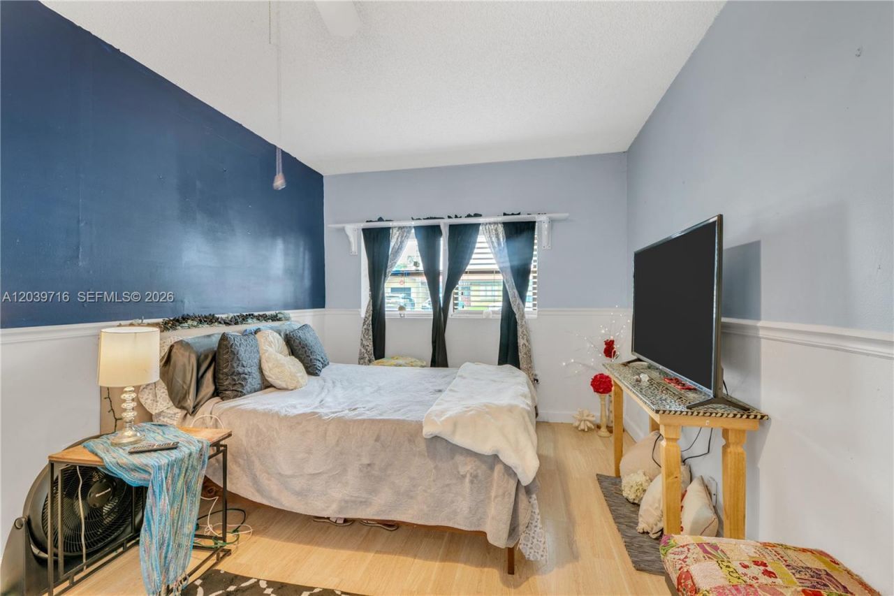551 NW 99th Way, Pembroke Pines, FL 33024 Photo